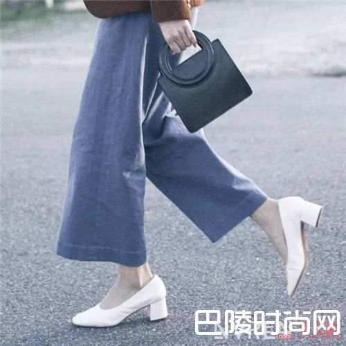 方跟单鞋如何搭配？_夏装的最完美搭档 当然是一双时髦百搭的方跟鞋！