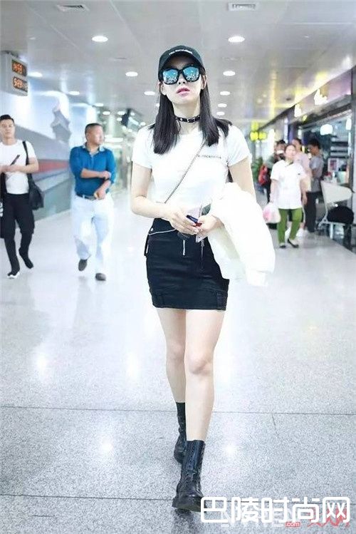 搭短裙的t恤_只要你学会这6招 一件T恤就能打造最省钱搭配攻略