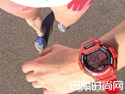 多功能手机手表_女生该如何挑选一款适合自己的腕表? 看这里很透彻