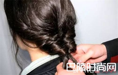 花苞低马尾发辫介绍_低马尾又美出新高度！含苞花苞美哭你