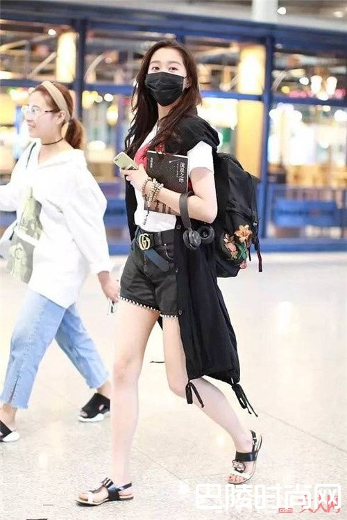 搭短裙的t恤_只要你学会这6招 一件T恤就能打造最省钱搭配攻略