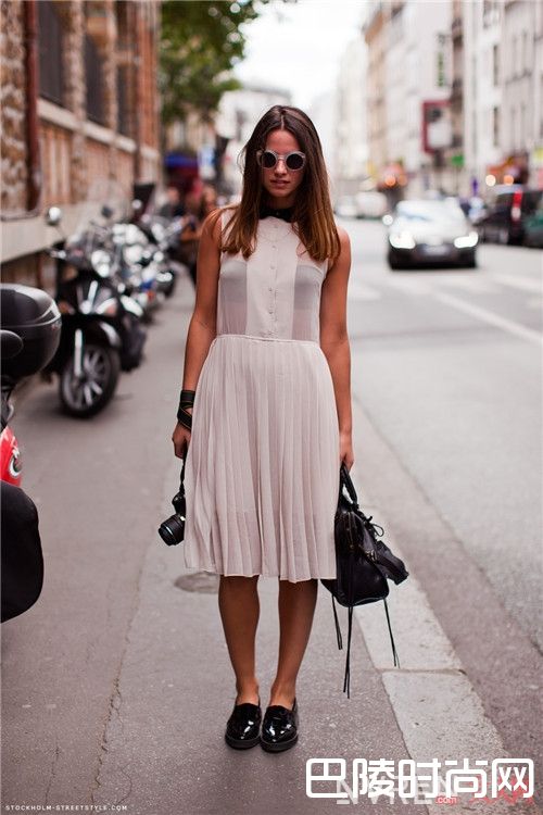 夏天无袖连衣裙怎么穿不显胖_无袖连衣裙时装穿搭：三款无袖连衣裙让你不胖还很美！