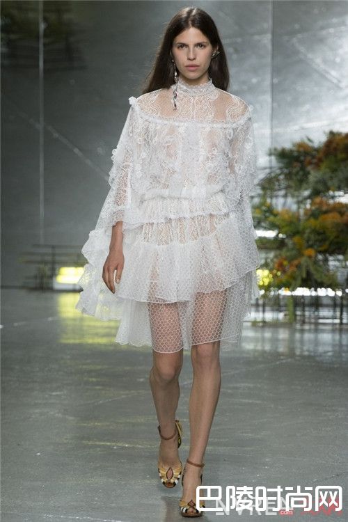 夏季白色仙女裙怎么穿出不同感觉_2017夏季8款仙女纱裙推荐:让穿出街拍时尚潮人感觉!