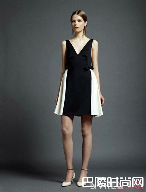 V领无袖连衣裙更显瘦吗_无袖连衣裙时装穿搭:三款无袖连衣裙让你不胖还很美!