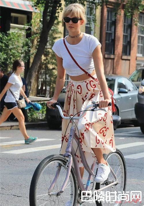 CROP TOP+中长裙介绍_不好意思我也来“炫腹”了 根本停不下来