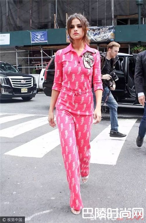 这些明星都穿POLO衫_用一件最普通的POLO衫 打造最时髦的学院风!