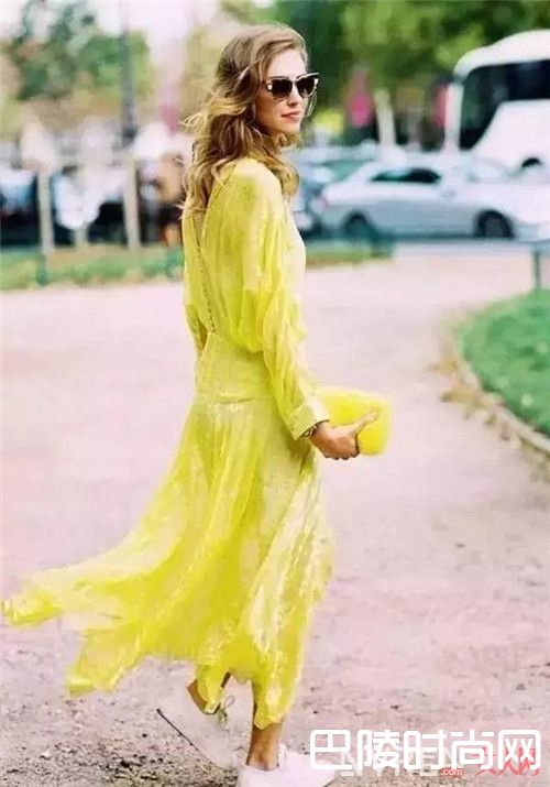 小白鞋+连衣裙介绍_最舒适最时髦的穿搭 还是得小白鞋