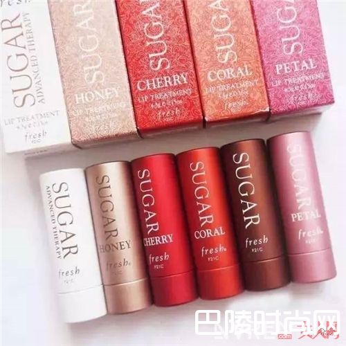 Fresh 黄糖润唇膏(珊瑚红)如何搭配?_夏天最显白的10支口红 顺便教你怎么搭配衣服!