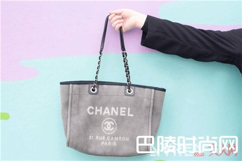 个性字母帆布包如何搭配？_结实耐用又能装、价格亲民又好看 这个包太赞了！