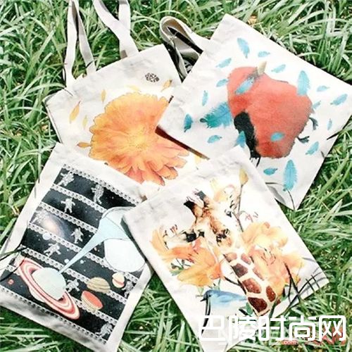 趣味印花帆布包如何搭配？_结实耐用又能装、价格亲民又好看 这个包太赞了！