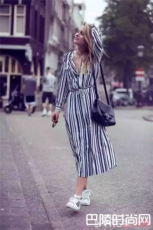 小白鞋+衬衫裙介绍_最舒适最时髦的穿搭 还是得小白鞋