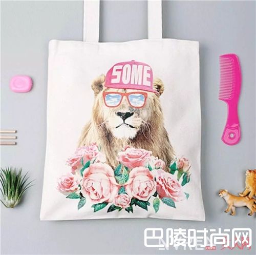 趣味印花帆布包如何搭配？_结实耐用又能装、价格亲民又好看 这个包太赞了！