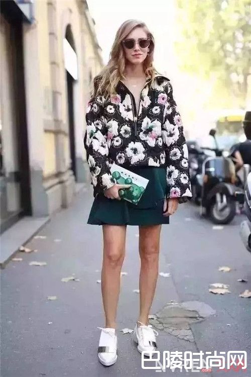 小白鞋+短裙介绍_最舒适最时髦的穿搭 还是得小白鞋