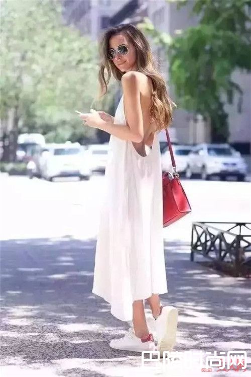 小白鞋+吊带裙介绍_最舒适最时髦的穿搭 还是得小白鞋