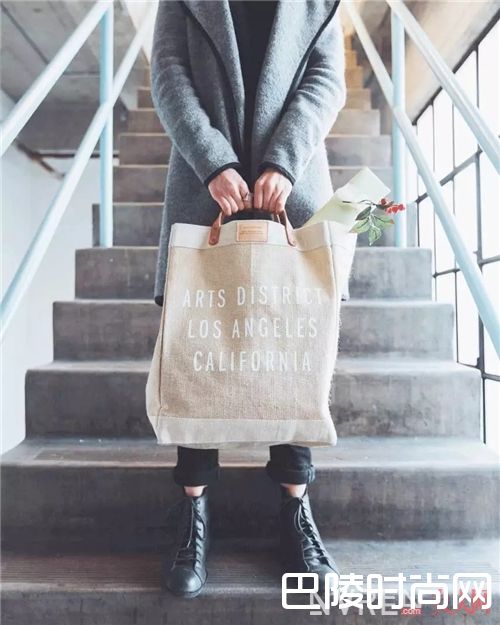 个性字母帆布包如何搭配？_结实耐用又能装、价格亲民又好看 这个包太赞了！