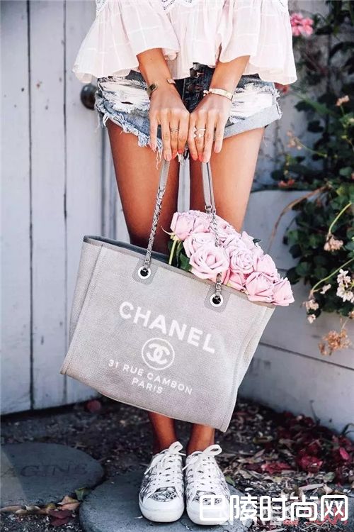 个性字母帆布包如何搭配？_结实耐用又能装、价格亲民又好看 这个包太赞了！