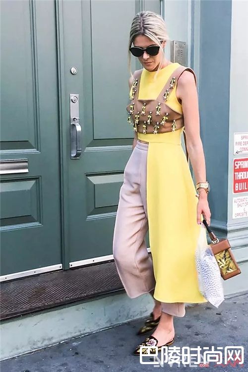 穆勒凉拖如何搭配？_拖鞋是居家之物？潮流的人都把它们穿出门了！