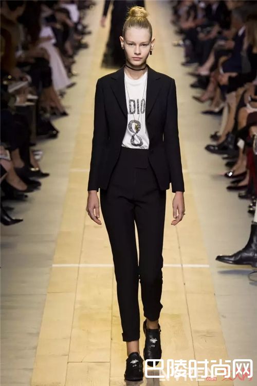 字母T与西装如何搭配？_教你如何用一件字母T 搞定一周的所有造型！