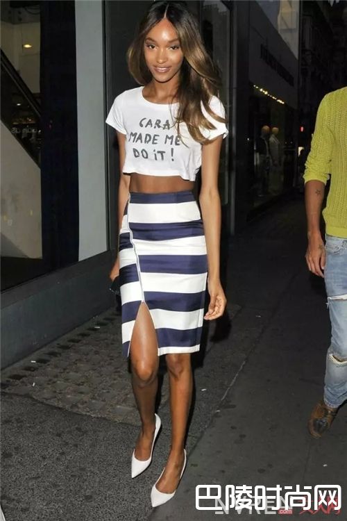 字母T与铅笔裙如何搭配？_教你如何用一件字母T 搞定一周的所有造型！