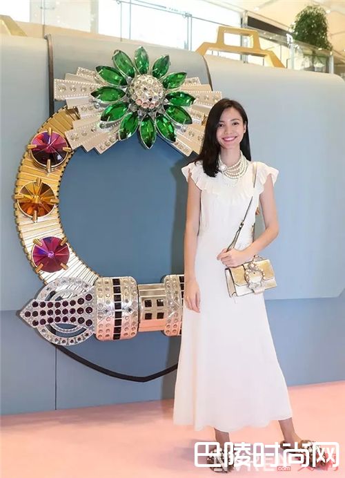 毛绒凉拖如何搭配？_拖鞋是居家之物？潮流的人都把它们穿出门了！