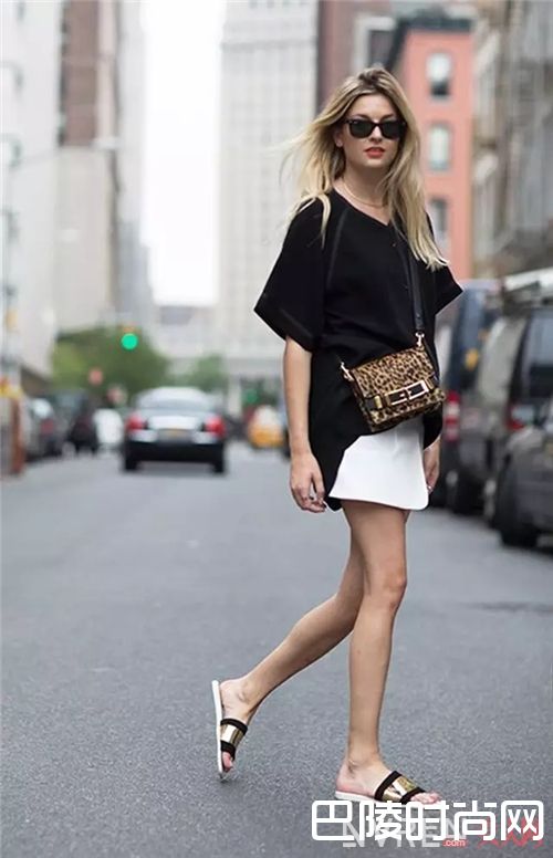 时装款凉拖如何搭配？_拖鞋是居家之物？潮流的人都把它们穿出门了！