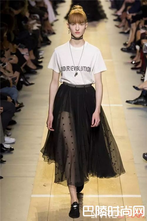 字母T与纱裙如何搭配？_教你如何用一件字母T 搞定一周的所有造型！