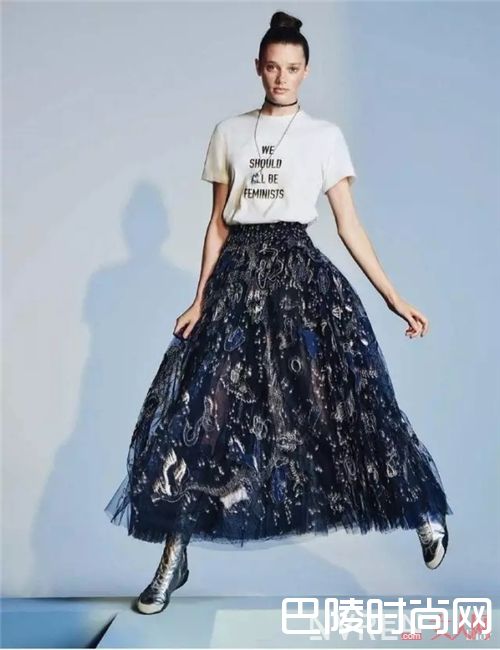 字母T与纱裙如何搭配？_教你如何用一件字母T 搞定一周的所有造型！