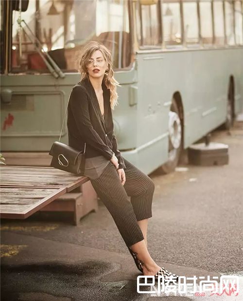 时装款凉拖如何搭配？_拖鞋是居家之物？潮流的人都把它们穿出门了！