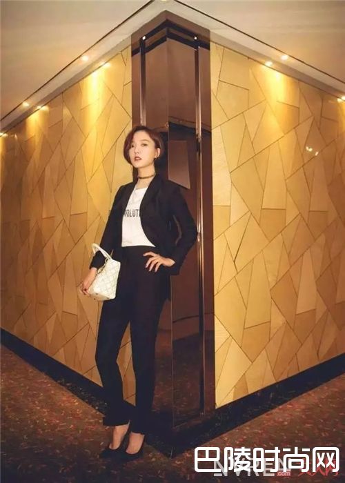 字母T与西装如何搭配？_教你如何用一件字母T 搞定一周的所有造型！