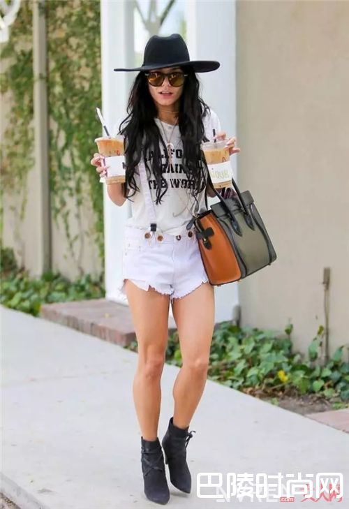 字母T与背带裤如何搭配？_教你如何用一件字母T 搞定一周的所有造型！