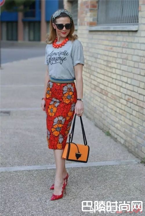 字母T与铅笔裙如何搭配？_教你如何用一件字母T 搞定一周的所有造型！