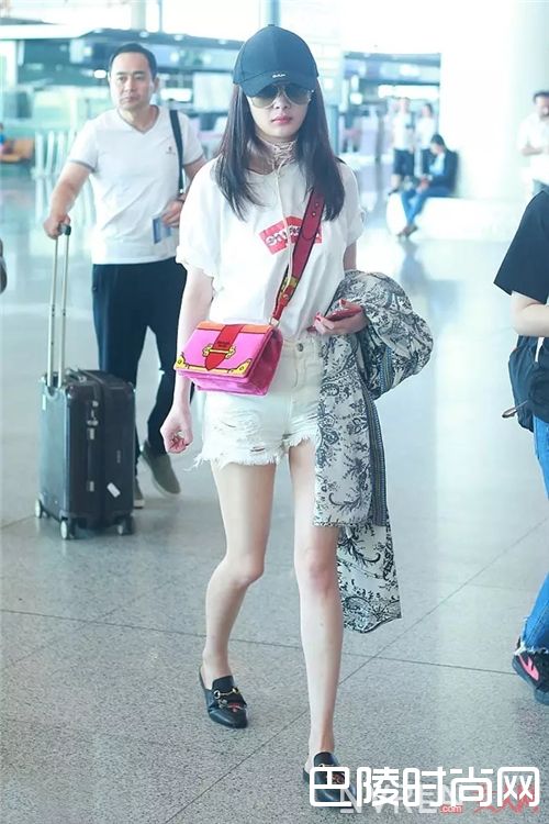 穆勒凉拖如何搭配？_拖鞋是居家之物？潮流的人都把它们穿出门了！