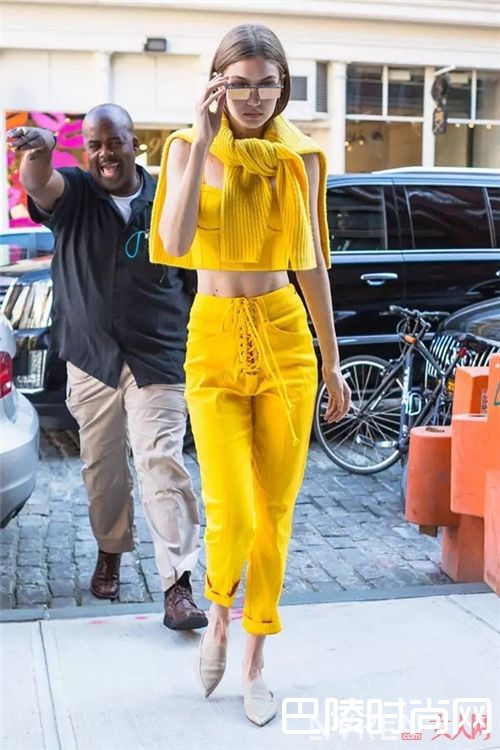 穆勒凉拖如何搭配?_拖鞋是居家之物?潮流的人都把它们穿出门了!