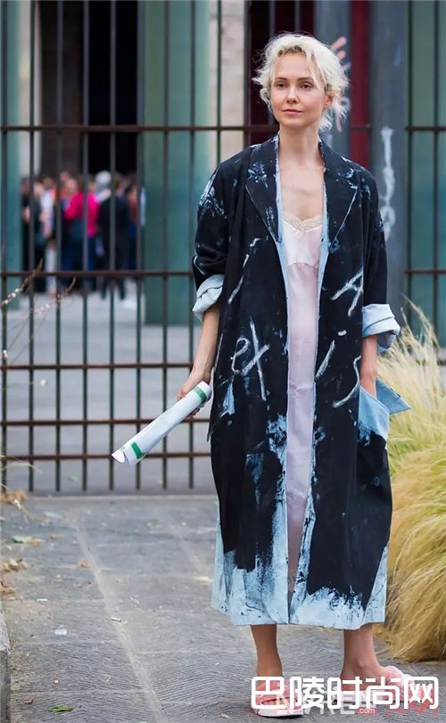 毛绒凉拖如何搭配？_拖鞋是居家之物？潮流的人都把它们穿出门了！