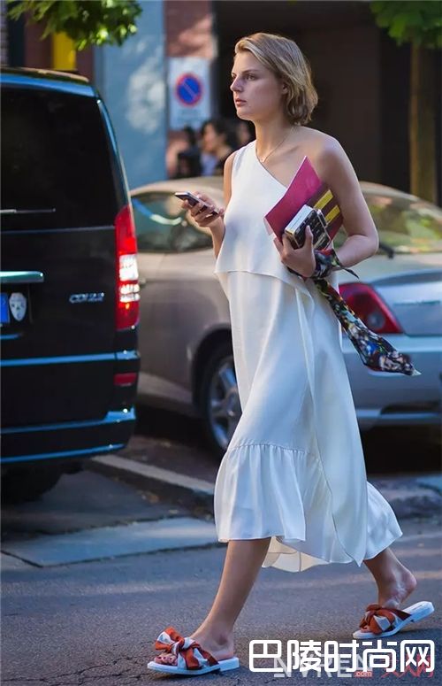 蝴蝶结凉拖如何搭配?_拖鞋是居家之物?潮流的人都把它们穿出门了!