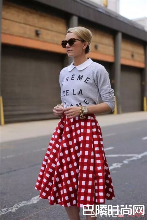 字母T如何选择？_教你如何用一件字母T 搞定一周的所有造型！