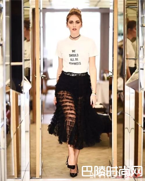 字母T与纱裙如何搭配？_教你如何用一件字母T 搞定一周的所有造型！