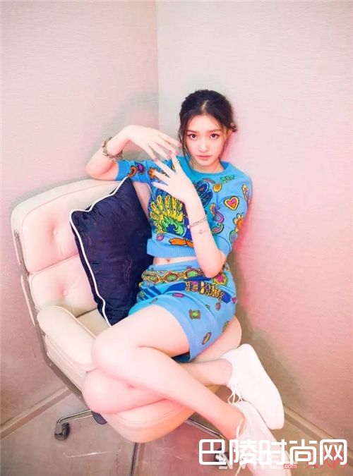 岛屿天堂蓝如何搭配？_在这个烈日炎炎的夏天 给自己涂上一抹蓝！