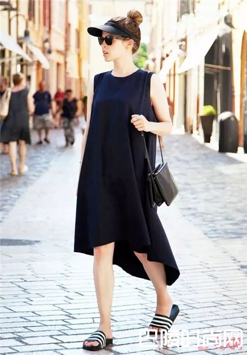 运动式凉拖如何搭配？_拖鞋是居家之物？潮流的人都把它们穿出门了！