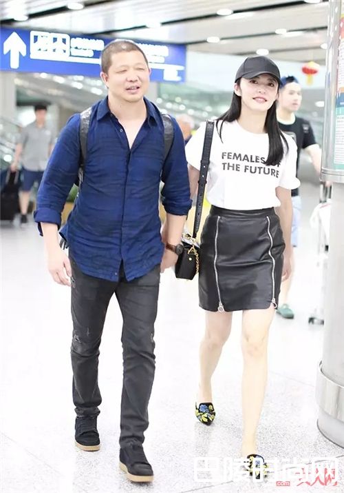 穆勒凉拖如何搭配？_拖鞋是居家之物？潮流的人都把它们穿出门了！