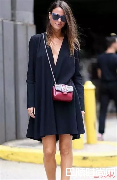 迷你包如何搭配？_精致时髦又百搭的迷你包 轻松点亮时髦造型