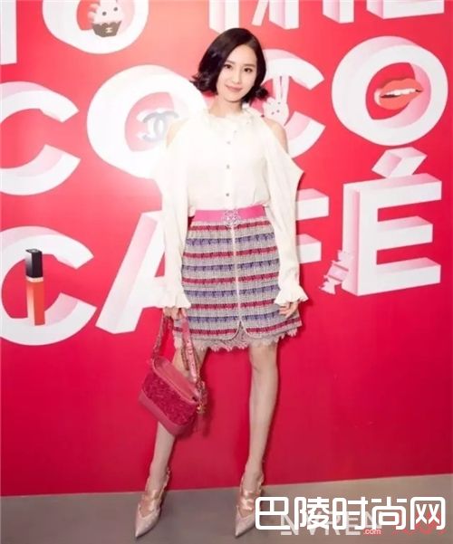 露肩装如何搭配？_露出清凉、穿出风情 今年的露肩装就该这样穿！