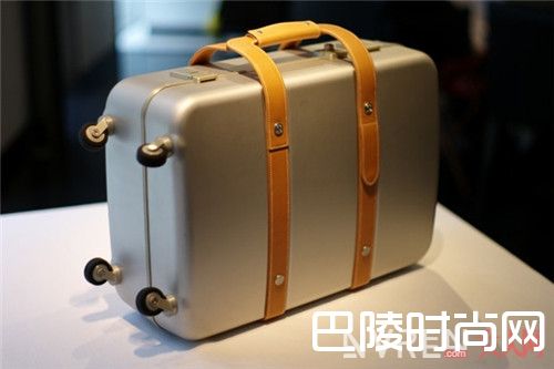 Hermes 爱马仕品牌行李箱简介_选行李箱的重点是什么？选对行李箱让你的旅客照都能成为潮街拍！