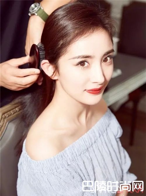 如何挑选露肩装?_露出清凉、穿出风情 今年的露肩装就该这样穿!