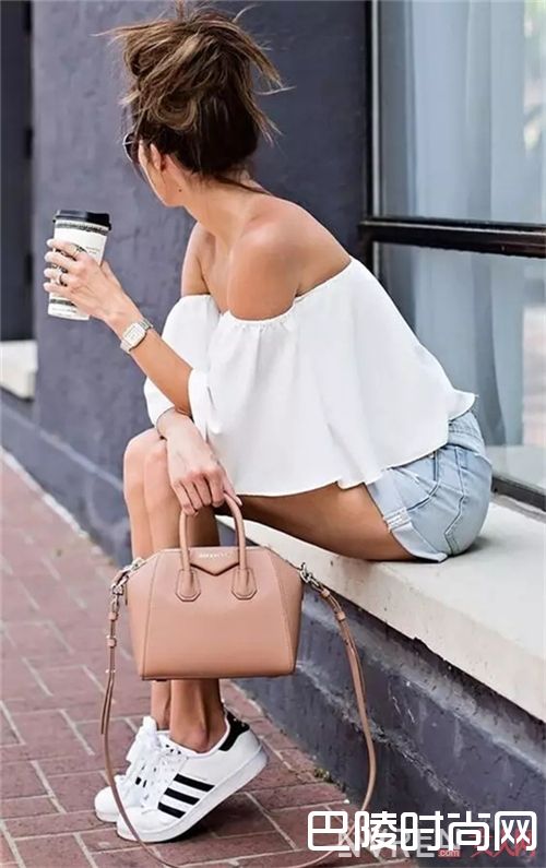 露肩装如何搭配？_露出清凉、穿出风情 今年的露肩装就该这样穿！