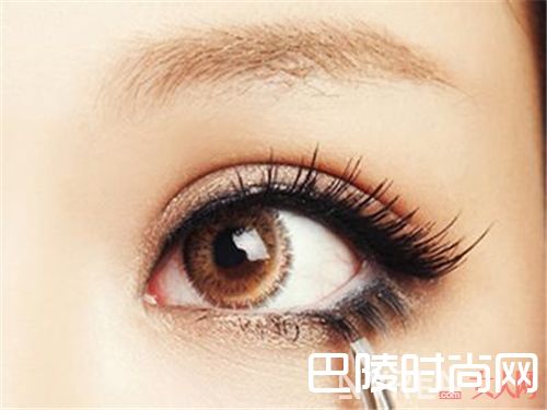 眼线晕妆怎么办？_夏季不脱妆秘籍 这些防水防汗的彩妆你有了吗？