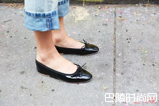 今年夏天该入手哪些款式?哪些平底鞋牌子最经典?_这周穿什么 明明这几双平底鞋超显腿长，你却只用高跟鞋难为自己