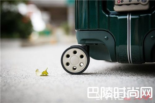 选行李箱的三个重点是什么_选行李箱的重点是什么？选对行李箱让你的旅客照都能成为潮街拍！