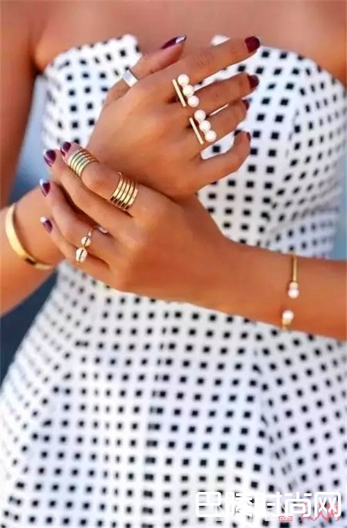 耳饰戒指如何搭配？_跟着时尚博主学点配饰小心机 才会让搭配更亮眼