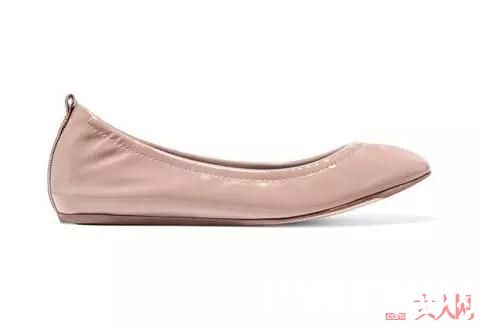 小编推荐_这周穿什么 明明这几双平底鞋超显腿长，你却只用高跟鞋难为自己